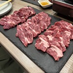 ジンギスカン×厚岸牡蠣  ラムグチカズヤ - チャックロール（肩ロース）3種食べ比べ