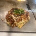 お好み焼 きじ - カウンターでは鉄板上で提供してくれます。