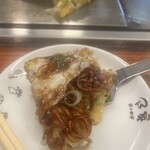 お好み焼 きじ - 自分のヘラで切ってお皿に乗せて食べられます。