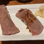 329755899 - 左.特上石垣牛にぎり塩550円　右.特上石垣牛にぎりタレ　550円