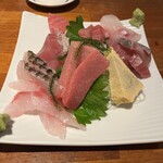 329755892 - 刺身盛り合わせ２人前2800円　これ是非食べて！とても美味しいです！