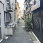 ニュージーポーク - この道の奥にお店