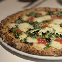 カンブーザ - ピザ モッツレラチーズ・ルッコラ・トマト