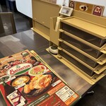 サイゼリヤ - テーブルに設置されている「注文用QR」を
      スマホから読み込み注文
      紙での注文も可能みたい
      店員呼び出しボタンも有ります