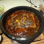 四川名菜 川府 - 蓋を開けるとグツグツ溶岩のような麻婆豆腐が現れます　辛さは選べます(激辛普通の15倍)普通でもからーい！ヒーー