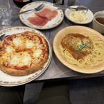 サイゼリヤ - バッファローモッツァレラのマルゲリータピザ、ミートソースボロニア風パスタ