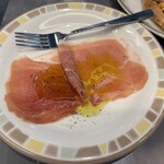 サイゼリヤ - オリーブオイルと黒胡椒を振り掛けて