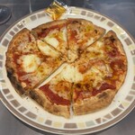 サイゼリヤ - オリーブオイルとタバスコを振り掛けて