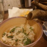 一門 - 蟹の土鍋に出汁を入れる