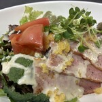 駅前漁港 - 温泉卵とベーコンのサラダ