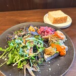 Koba - ランチコースの前菜とパン