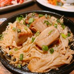 日本酒と個室居酒屋 まぐろ奉行とかに代官 - マグロキノコバター！終わり際にみっちりとお腹を満たしてくれます