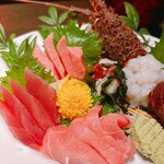 日本酒と個室居酒屋 まぐろ奉行とかに代官 - お刺身！2人分でこのボリューム！お刺身でお腹いっぱいの幸せ。