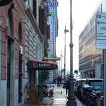 Hotel Aphrodite - 朝７am のホテル前