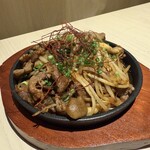 月と灯 - 漬け込みラム肉の熱々鉄板ジンギスカン仕立て