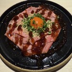 月と灯 - 低音調理 黒毛和牛イチボと江別市ファフィ卵ユッケ