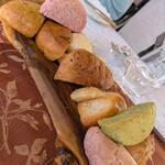 Une Fleur - パン：ひとみシェフが手作りされた 色とりどりの8種のパンです。ひとみシェフから「どんどん食べてネ！」と勧められますョ！♡♡