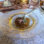 Une Fleur - 鰤の燻製にアボカドムース ＆ 自家製ジュレ。ケーパーとエシャロットと併せて・・・。