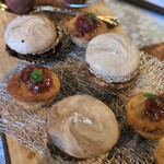 Une Fleur - 茶菓子：塩キャラメルのマカロン、チョコonスプーン、苺ジャム onバナナケーキ。