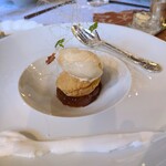 Une Fleur - デセール：マールド ブルゴーニュ（マール酒）で風味付けしたタルトタタン、バニラアイス。上部には糸状にした飴（チュークルティレ）を飾り、くちにすると 飴のほど良い甘さがタルトタタンのお味を引き立ててくれます。