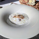 Une Fleur - フォアグラに南瓜のムースを敷き、全面に白トリュフのスプマンテで覆い、白トリュフを削ってあります ♡♡ 素晴らしいです！
