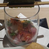 魚菜由良 鼎 - ◯お洒落なグラスに入ったお刺し身〜混ぜ混ぜして海苔にのせて頂く〜複雑に絡みあった刺し身の旨味がお口に広がる〜✌