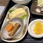 わら焼きと寿司 駅前 - おかず2品（だし巻き、筑前煮）
