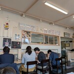 活力再生麺屋 あじ庵食堂 - 壁面には有名人のサイン色紙が沢山飾ってありました!