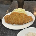 とんかつ店 みのや - 写真で想像するよりも大きなカツ