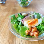 イオンヤ - サラダはきのこマリネとお豆の和えたやつ付