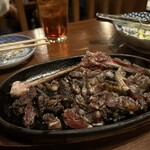 宮崎もも焼き専門店 太一 - 絶対頼みたい地鶏もも焼き、黒が塩、赤はタレ(写真は黒)