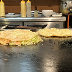 広島お好み焼き 弘々家 - 目の前の鉄板で焼き上がります