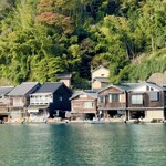 向井酒造 - 美しい舟屋の景色の中にあります