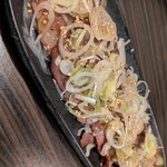 藁焼き・日本酒　四万十屋 - 牛タン塩焼ねぎたっぷりのせ