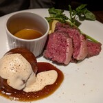 RISTORANTE Orobianco - お肉ランチ(国産和牛イチボステーキ100g※サラダとフォカッチャ付き)1,628円＋ハンバーグ550円✨️同伴者の注文。低温調理の赤身肉を自家製ソースや赤ワイン塩で♪ステーキだけだと物足りなそうな？！