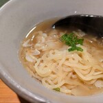 SAKEと肴 智くら - 海老塩ラーメン　小分けして出してくれました。