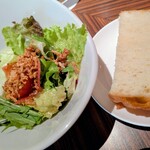 RISTORANTE Orobianco - セットに付くサラダとフォカッチャ✨️お肉ランチとパスタランチの共通アイテム。玉ねぎのドレッシングに葉物とミニトマト、紅芯大根にフライドオニオンが美味しいサラダでした♪