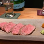 SAKEと肴 智くら - 黒毛和牛ミスジのステーキ　柿と柚子のピューレ、わさび、塩