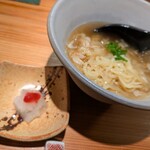 SAKEと肴 智くら - 海老塩ラーメンに大根おろしと梅肉で味変