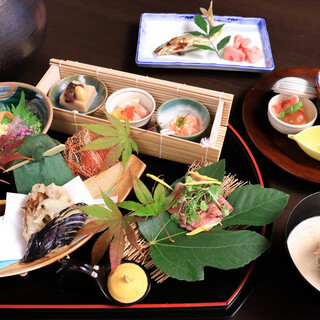 四季折々の旬の味覚を取り入れた一品料理やコースもラインナップ