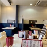 小麦の実り - 店内テーブル席、中央にコの字カウンター