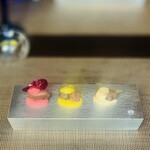 西欧料理 サヴァカ - ③ タン食べ比べ4種+ピュレ3種+チュイル3種
      　右：猪、カリフラワー、玉葱
      　左：鹿、ビーツ+雛豆：ビーツ
      　中央：穴熊+ヌートリア、南瓜、大蒜