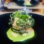 西欧料理 サヴァカ - ⑩ ソテー3種（鹿レバー+ウリ坊ハツ+ウリ坊レバー）、プティポワ（=グリーンピース）のピュレ、ズッキーニのチュイルとピンクルビー（フィンガーライム）のせ