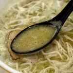 ラーメン海鳴 - 豚骨とバジルが合います