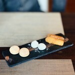 西欧料理 サヴァカ - ⑭ 小菓子3種（無花果のマカロン、ココナッツのダンテリ？、アールグレイのネージュ、お茶