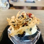 西欧料理 サヴァカ - ④ ザザムシ+落花生+牛蒡のかき揚げ？、パースニップ（根菜：白人参？）のピュレ