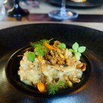 西欧料理 サヴァカ - ⑦ 猪、餅麦+蕎麦米のブルーチーズソースリゾット、黒スズメバチ幼虫のソテー+松茸、百日草の花弁のせ
