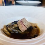 西欧料理 サヴァカ - ⑥ バンビ（仔鹿）のロース+雉鳩の手羽、茸5種（奈良茸、網茸、榎茸、大銀杏茸、舞茸）の鹿コンソメスープ