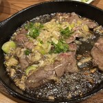 炉辺人 - 牛タンネギ塩鉄板焼き1120円