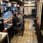 鶴亀寿司 - 店内こんな感じの町寿司屋
